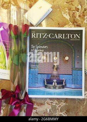 Séoul, Corée du Sud - 23 avril 2016 : le magazine de l'hôtel Ritz Carlton et les roses sont données à l'arrivée. Banque D'Images
