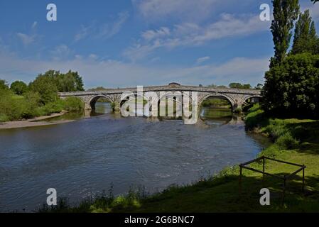 Le pont Atcham, un pont en pierre construit en 1769–1771 par John Gwynn, sur la rivière Severn et adjacent au domaine Attingham Park à Shropshire Banque D'Images