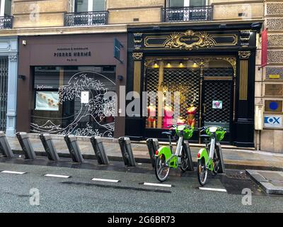 Paris, France, magasins de luxe sur la rue Cambon, scène de rue, chocolats Pierre Hermé, rangée de petits magasins, vitrines, boutiques parisiennes Banque D'Images