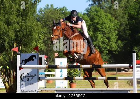 Pferd und Reiter beim Spring und Reitturnier in Hahnbach, Amberg, Oberpfalz, Bayern. Allemagne Banque D'Images