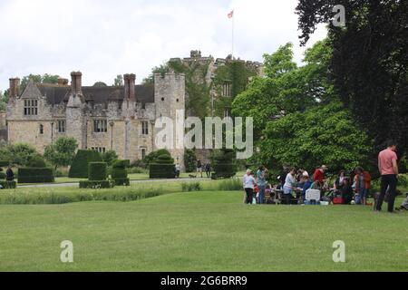 Les visiteurs qui ont pique-nique au château de Hever dans le Kent en été Banque D'Images