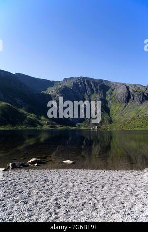 Les montagnes Idwal du MCG se reflètent dans l'eau de Llyn Idwal lors d'une journée ensoleillée Banque D'Images