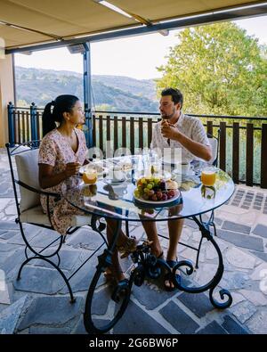 Luxueuse maison de campagne avec piscine en Italie. Piscine et ancienne ferme au coucher du soleil dans le centre de l'Italie. Banque D'Images