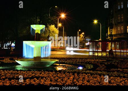 Traînées d'eau dans la fontaine illuminées de lumière la nuit. Nuit. Banque D'Images