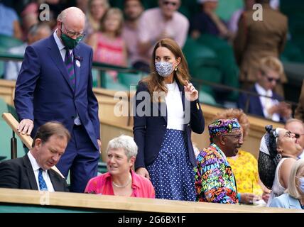 Photo du dossier datée du 02/07/21 de la duchesse de Cambridge, patron du All England Lawn tennis Club dans la boîte royale le cinquième jour de Wimbledon au All England Lawn tennis and Croquet Club, Wimbledon. La duchesse de Cambridge doit s'auto-isoler après avoir été en contact avec quelqu'un qui a plus tard testé positif pour le coronavirus, a déclaré Kensington Palace. Date de publication : lundi 5 juillet 2021. Banque D'Images