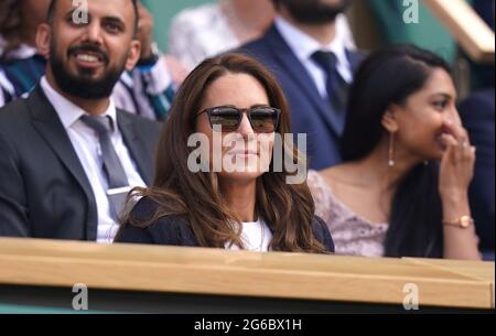 Photo du dossier datée du 02/07/21 de la duchesse de Cambridge dans la boîte royale sur le court central le cinquième jour de Wimbledon au All England Lawn tennis and Croquet Club, Wimbledon. La duchesse de Cambridge doit s'auto-isoler après avoir été en contact avec quelqu'un qui a plus tard testé positif pour le coronavirus, a déclaré Kensington Palace. Date de publication : lundi 5 juillet 2021. Banque D'Images