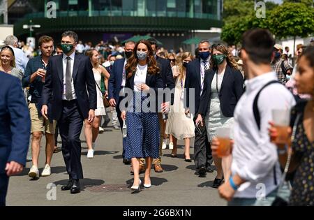 Photo du dossier datée du 02/07/21 de la duchesse de Cambridge fait son chemin à travers le terrain lors de sa visite le cinquième jour de Wimbledon au All England Lawn tennis and Croquet Club, Wimbledon. La duchesse de Cambridge doit s'auto-isoler après avoir été en contact avec quelqu'un qui a plus tard testé positif pour le coronavirus, a déclaré Kensington Palace. Date de publication : lundi 5 juillet 2021. Banque D'Images