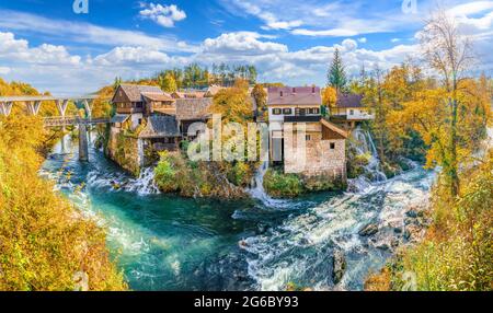 Paysage avec rivière et petite cascade dans le village de Rastoke, Croatie Banque D'Images