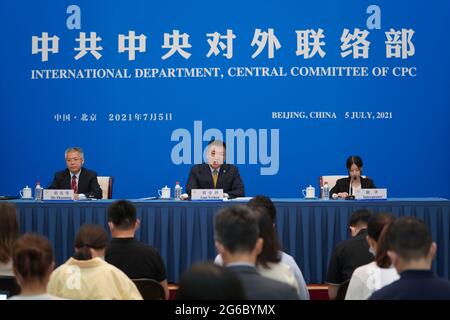 (210705) -- BEIJING, le 5 juillet 2021 (Xinhua) -- Guo Yezhou (C), chef adjoint du Comité central du Parti communiste chinois (PCC), prend la parole lors d'un point de presse à Beijing, capitale de la Chine, le 5 juillet 2021. Le CPC et le Sommet des partis politiques mondiaux se tiendront mardi par liaison vidéo. Xi Jinping, secrétaire général du Comité central du PCC et président chinois, participera au sommet de Pékin et prononcera un discours liminaire. Hu Zhaoming, porte-parole du Département international du Comité central du CPC, en a fait l'annonce lundi. (Xinhua/Xing Guang Banque D'Images
