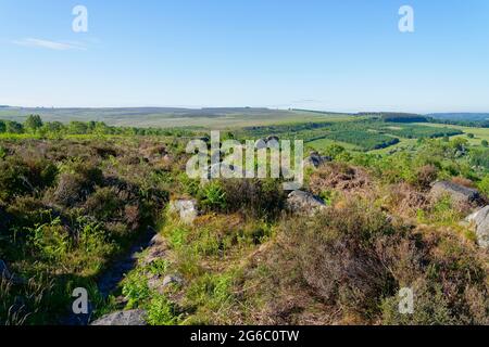 Une matinée brumeuse sur Birchen Edge avec des rochers en pierre à aiguiser partiellement cachés dans la bruyère Banque D'Images