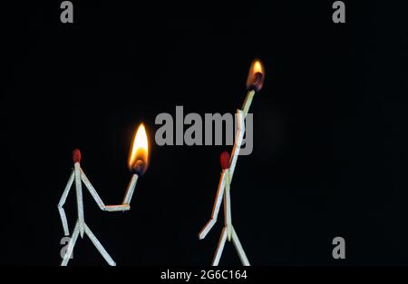 Un art miniature avec des allumettes qui dépeint l'histoire de deux combattants qui se battent. Des hommes de match se battent. Photographie d'art Matchstick. Banque D'Images