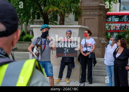 Londres, Royaume-Uni. 3 juillet 2021. Un groupe de Brésiliens proteste contre le régime Bolsonaro sur la place du Parlement. Crédit: João Daniel Pereira Banque D'Images