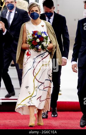 Berlin, Allemagne. 05e juillet 2021. La reine Maxima des pays-Bas arrive à l'aéroport de Brandebourg à Berlin. Le couple royal néerlandais est à Berlin pour une visite d'état de trois jours. Berlin, Allemagne, 5 juillet 2021. Photo de Robin Utrecht/ABACAPRESS.COM crédit: Abaca Press/Alay Live News Banque D'Images