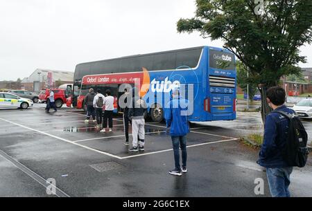 Les membres du public font la queue devant un bus de vaccination contre les covidés au centre commercial Forge de Glasgow. L'unité mobile de vaccination dirigée par le Scottish Ambulance Service visitera les communautés locales et les centres urbains très fréquentés d'Edimbourg et de Glasgow pendant deux semaines. Date de la photo: Lundi 5 juillet 2021. Banque D'Images