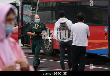 Les membres du public font la queue devant un bus de vaccination contre les covidés au centre commercial Forge de Glasgow. L'unité mobile de vaccination dirigée par le Scottish Ambulance Service visitera les communautés locales et les centres urbains très fréquentés d'Edimbourg et de Glasgow pendant deux semaines. Date de la photo: Lundi 5 juillet 2021. Banque D'Images