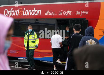 Les membres du public font la queue devant un bus de vaccination contre les covidés au centre commercial Forge de Glasgow. L'unité mobile de vaccination dirigée par le Scottish Ambulance Service visitera les communautés locales et les centres urbains très fréquentés d'Edimbourg et de Glasgow pendant deux semaines. Date de la photo: Lundi 5 juillet 2021. Banque D'Images