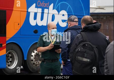 Les membres du public font la queue devant un bus de vaccination contre les covidés au centre commercial Forge de Glasgow. L'unité mobile de vaccination dirigée par le Scottish Ambulance Service visitera les communautés locales et les centres urbains très fréquentés d'Edimbourg et de Glasgow pendant deux semaines. Date de la photo: Lundi 5 juillet 2021. Banque D'Images