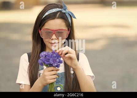 Il m'aime, il ne m'aime pas. Petite fille lit les pétales de fleur. Fête de la Saint-Valentin. Fête des femmes. Mars 8. Voir les fleurs pour la Saint-Valentin Banque D'Images