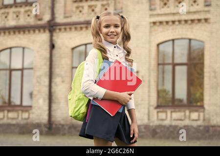 joli enfant petite fille va lire. étudier la littérature pour les enfants. apprendre avec dossier de documents. journée de la connaissance. éducation scolaire moderne. heureux Banque D'Images