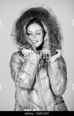 Fausse fourrure. Vêtements d'hiver mode fille. Tendance à la mode. Manteau et chapeau mode. Préchauffage. Veste d'hiver décontractée légèrement plus stylée et plus Banque D'Images