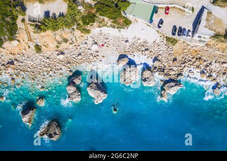 Vue aérienne de la plage de Kalamitsi, mer Ionienne, île de Lefkada, Grèce. Banque D'Images