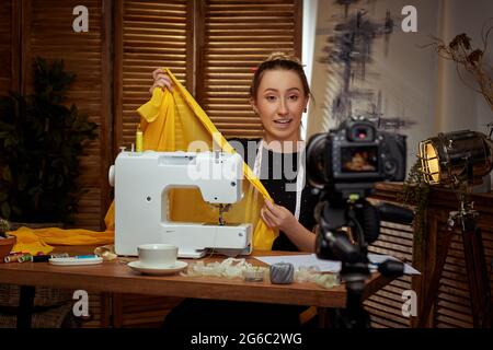 seamstress blogger tournage avec caméra pour blog Banque D'Images