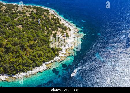 Phare du village de Fiskardo. Le yacht en mer bleue arrive dans le port de l'île de Kefalonia, Grèce Banque D'Images