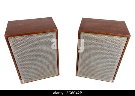 Deux enceintes vintage avec grilles en tissu isolées sur fond blanc. Banque D'Images