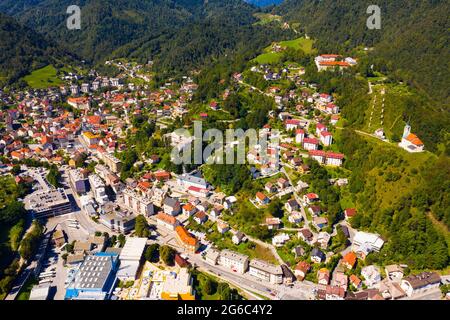 Paysage urbain aérien d'Idrija Banque D'Images