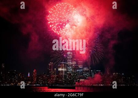 Jersey City, États-Unis. 04e juillet 2021. Lower Manhattan, y compris One World Trade Center, également connu sous le nom de Freedom Tower, est vu derrière un feu d'artifice de Jersey City, NJ, dimanche 4 juillet 2021. (Photo de Michael Candelori/Sipa USA) crédit: SIPA USA/Alay Live News Banque D'Images