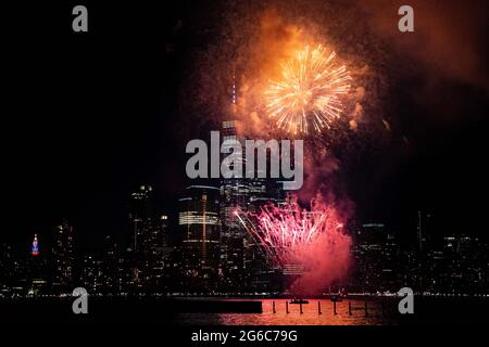 Jersey City, États-Unis. 04e juillet 2021. Lower Manhattan, y compris One World Trade Center, également connu sous le nom de Freedom Tower, est vu derrière un feu d'artifice de Jersey City, NJ, dimanche 4 juillet 2021. (Photo de Michael Candelori/Sipa USA) crédit: SIPA USA/Alay Live News Banque D'Images