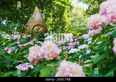 Sculpture dorée dans les jardins Heller de Gardone Riviera, Lac de Garde, Lombardie Italie Banque D'Images