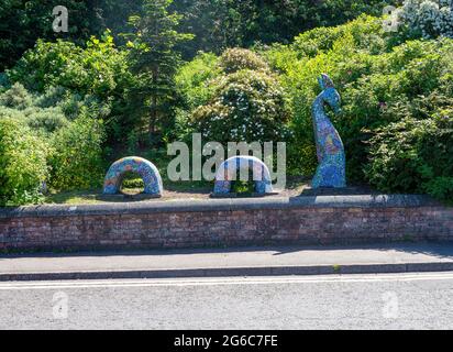 Statue Nessie très ornée dans le sud du Queensferry, en Écosse, au Royaume-Uni Banque D'Images