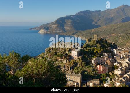 Vue sur le village de Nonza avec sa tour génoise, Cap Corse en Corse, France Banque D'Images