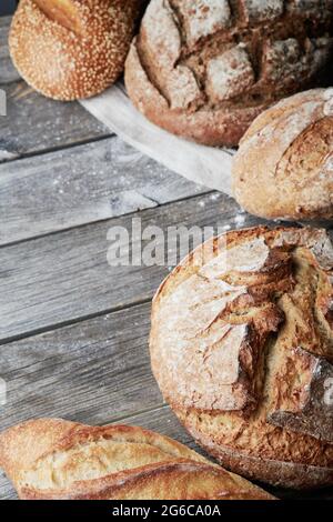 Assortiment de pain maison sans gluten et sans levure sur fond de bois gris. Banque D'Images