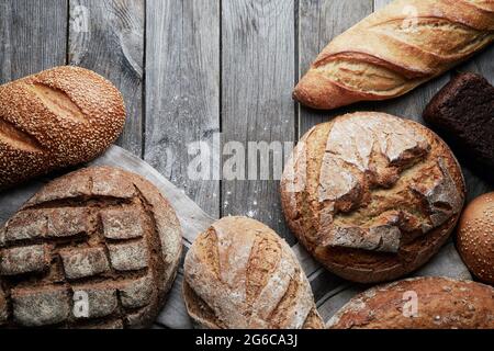 Assortiment de pain maison sans gluten et sans levure sur fond de bois gris. Banque D'Images