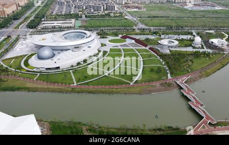 Shanghai. 5 juillet 2021. La photo aérienne prise le 5 juillet 2021 montre une vue du musée d'astronomie de Shanghai dans l'est de la Chine à Shanghai. Le Musée d'astronomie de Shanghai, le plus grand planétarium au monde en termes d'échelle de construction, ouvrira ses portes le 17 juillet, a annoncé lundi le planétarium. Le musée est situé dans la zone spéciale Lingang de la zone de libre-échange pilote de Chine (Shanghai). C'est une branche du Musée de la science et de la technologie de Shanghai. Credit: Fang Zhe/Xinhua/Alay Live News Banque D'Images