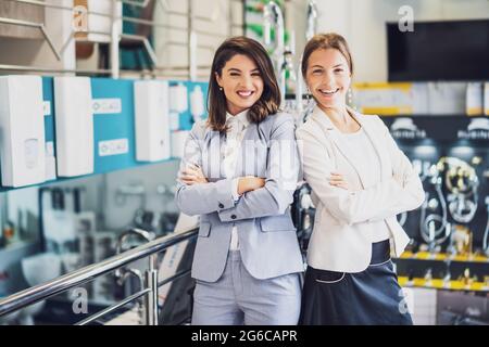 Deux femmes possèdent un petit magasin de salle de bains d'affaires. Ils sont partenaires dans les affaires. Concept d'entrepreneur féminin. Banque D'Images