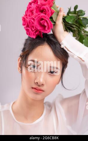 Portrait de femme asiatique frais avec bouq de roses dans sa main Banque D'Images