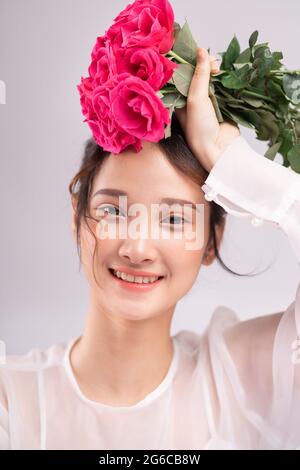 Portrait de femme asiatique frais avec bouq de roses dans sa main Banque D'Images