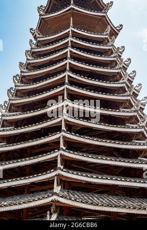 Architecture traditionnelle de nationalité Zhuang à Nanning, Guangxi, Chine, tour en bois de neuf étages Banque D'Images