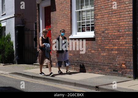 Seigle, East Sussex, Royaume-Uni. 05 juillet 2021. Météo au Royaume-Uni : journée chaude et ensoleillée dans la ville historique de Rye pendant que les visiteurs sont vus marcher et boire dans la rue haute. Crédit photo : Paul Lawrenson /Alay Live News Banque D'Images