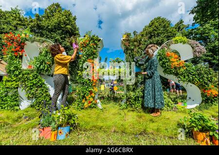 Londres, Royaume-Uni. 5 juillet 2021. L'affiche florale RHS obtient ses derniers ajustements - le jour de la presse pour le Hampton court Flower Show/Garden Festival 2021. Le spectacle a été annulé l'année dernière en raison de l'éclusage du coronavirus. Crédit : Guy Bell/Alay Live News Banque D'Images