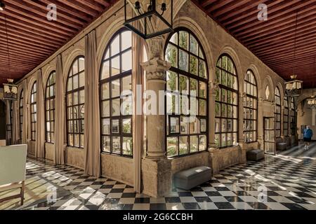 Cloître de l'ancien monastère de San Pablo qui abrite aujourd'hui le Parador national de Tourisme de la ville de Cuenca, Castille la Manche, Espagne, Banque D'Images