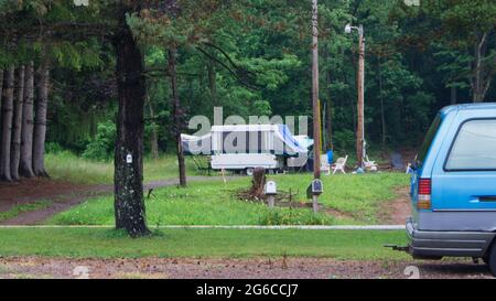 Une petite remorque de camping dans les bois Banque D'Images