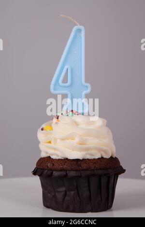 Gateau Fait Maison Avec Bougie Numero Quatre Ballons Et Arriere Plan Photo Stock Alamy