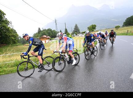 DECLERCQ Tim (bel) de DECEUNINCK - RAPIDE - ÉTAPE suivie par DEMARE Arnaud (FRA) de GROUPAMA - FDJ pendant la phase 9 du Tour de France le dimanche 5 juillet 2021. Le crédit photo devrait se lire: Pete Goding/GodingImages. Banque D'Images