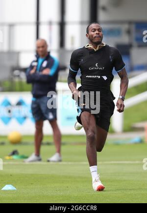 Hove, Royaume-Uni. 05e juillet 2021. L'Angleterre et le Bowler de Sussex Pace Jofra Archer ont vu son relèvement aujourd'hui au 1er terrain du comté central à Hove. Credit: James Boardman / Alamy Live News Banque D'Images