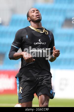 Hove, Royaume-Uni. 05e juillet 2021. L'Angleterre et le Bowler de Sussex Pace Jofra Archer ont vu son relèvement aujourd'hui au 1er terrain du comté central à Hove. Credit: James Boardman / Alamy Live News Banque D'Images