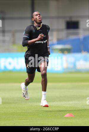 Hove, Royaume-Uni. 05e juillet 2021. L'Angleterre et le Bowler de Sussex Pace Jofra Archer ont vu son relèvement aujourd'hui au 1er terrain du comté central à Hove. Credit: James Boardman / Alamy Live News Banque D'Images